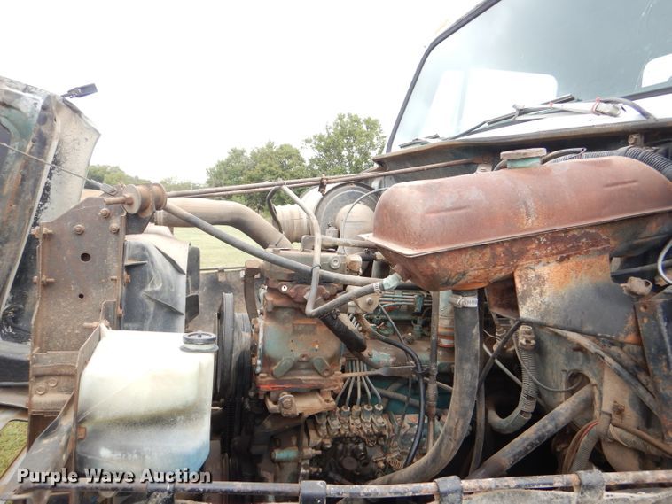 image for item DI2538 1985 International S1900 semi truck