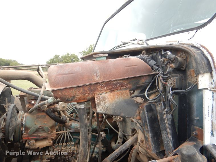 image for item DI2538 1985 International S1900 semi truck