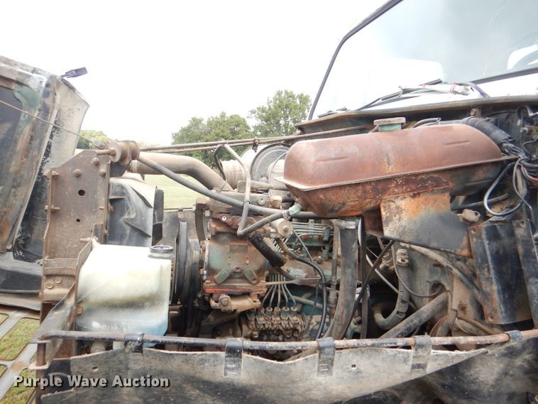 image for item DI2538 1985 International S1900 semi truck