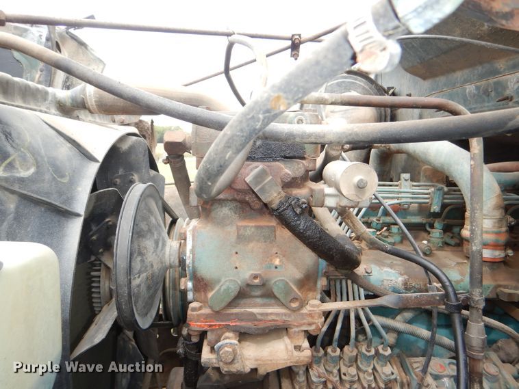 image for item DI2538 1985 International S1900 semi truck