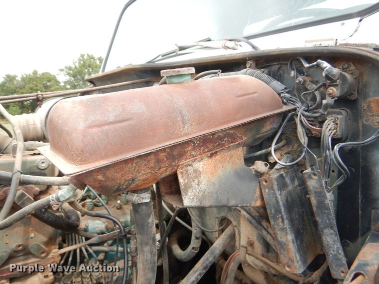 image for item DI2538 1985 International S1900 semi truck