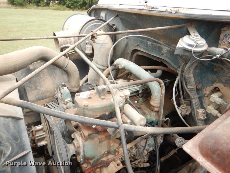 image for item DI2538 1985 International S1900 semi truck