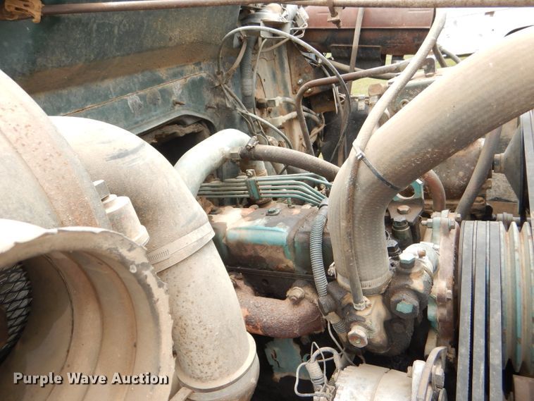 image for item DI2538 1985 International S1900 semi truck