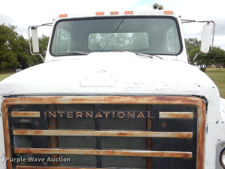 image for item DI2538 1985 International S1900 semi truck