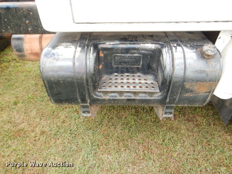 image for item DI2538 1985 International S1900 semi truck