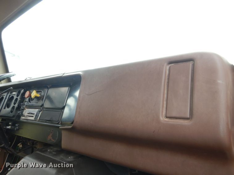 image for item DI2538 1985 International S1900 semi truck