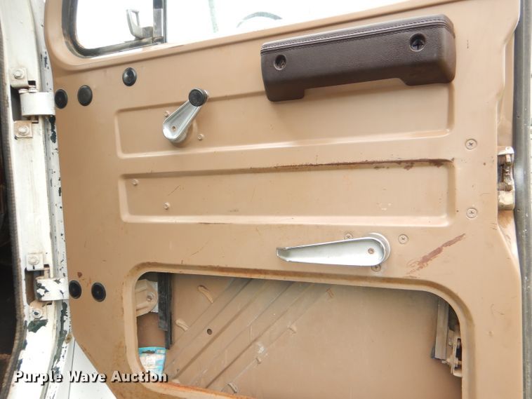 image for item DI2538 1985 International S1900 semi truck