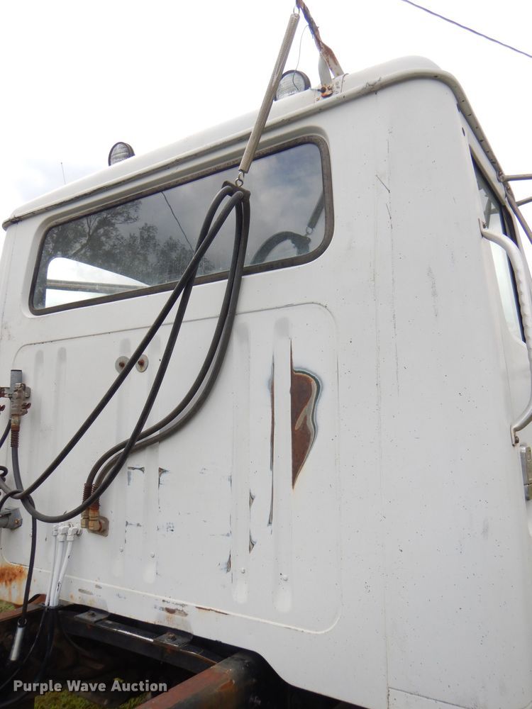 image for item DI2538 1985 International S1900 semi truck