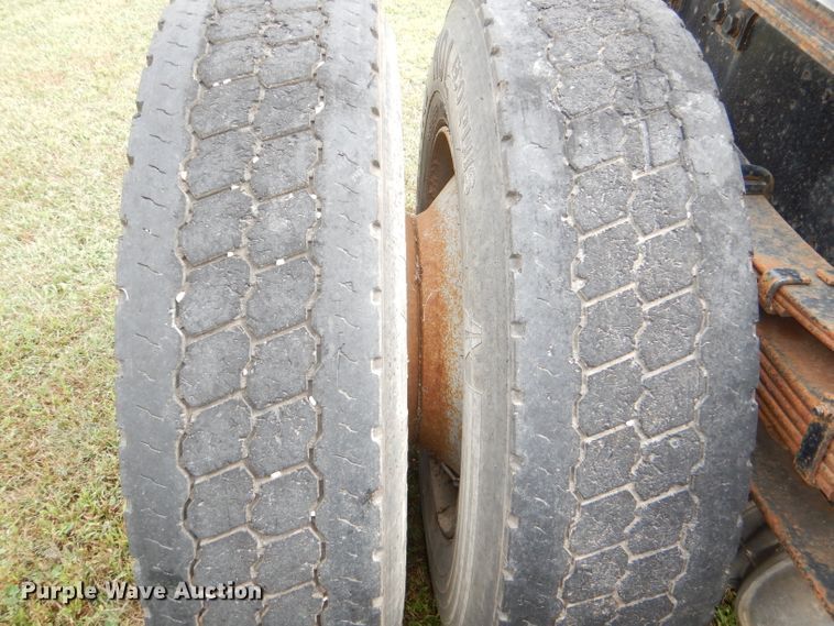 image for item DI2538 1985 International S1900 semi truck