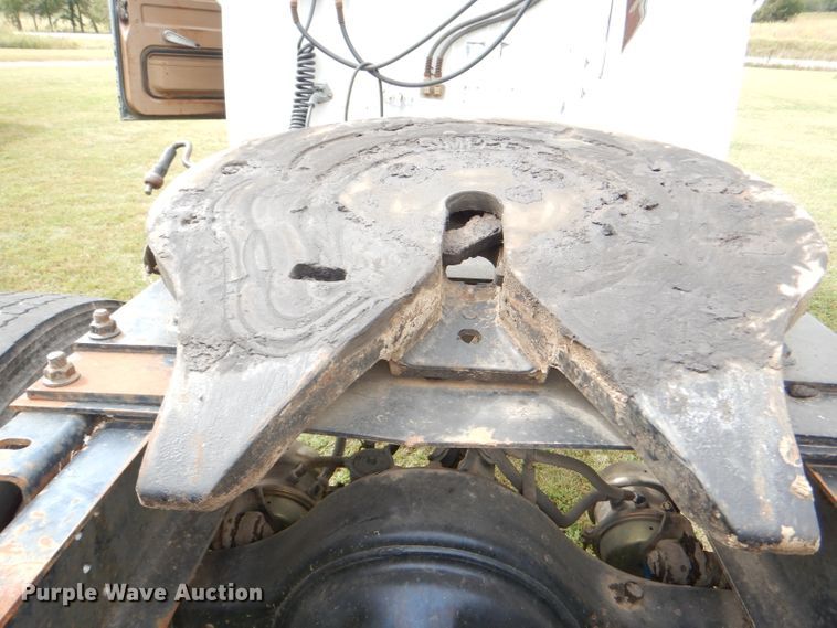 image for item DI2538 1985 International S1900 semi truck