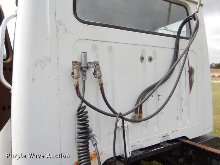 image for item DI2538 1985 International S1900 semi truck