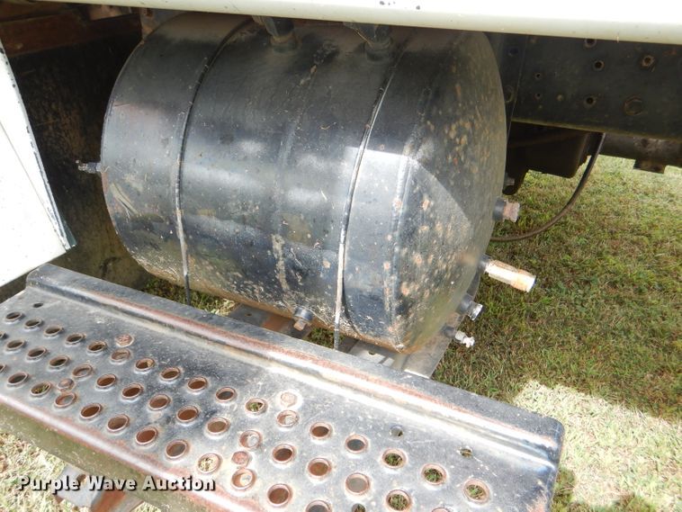 image for item DI2538 1985 International S1900 semi truck