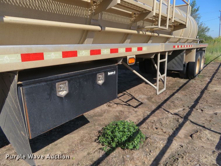 image for item EQ9289 2008 Dragon vacuum tank trailer