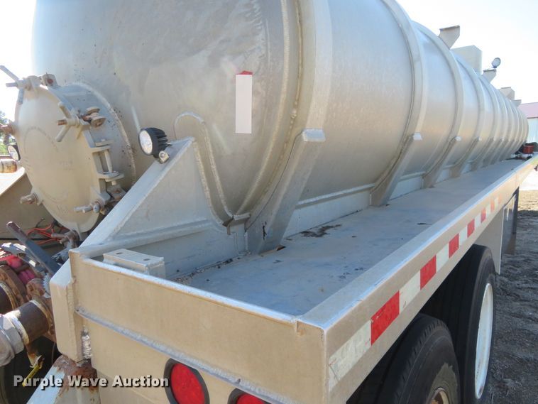 image for item EQ9289 2008 Dragon vacuum tank trailer
