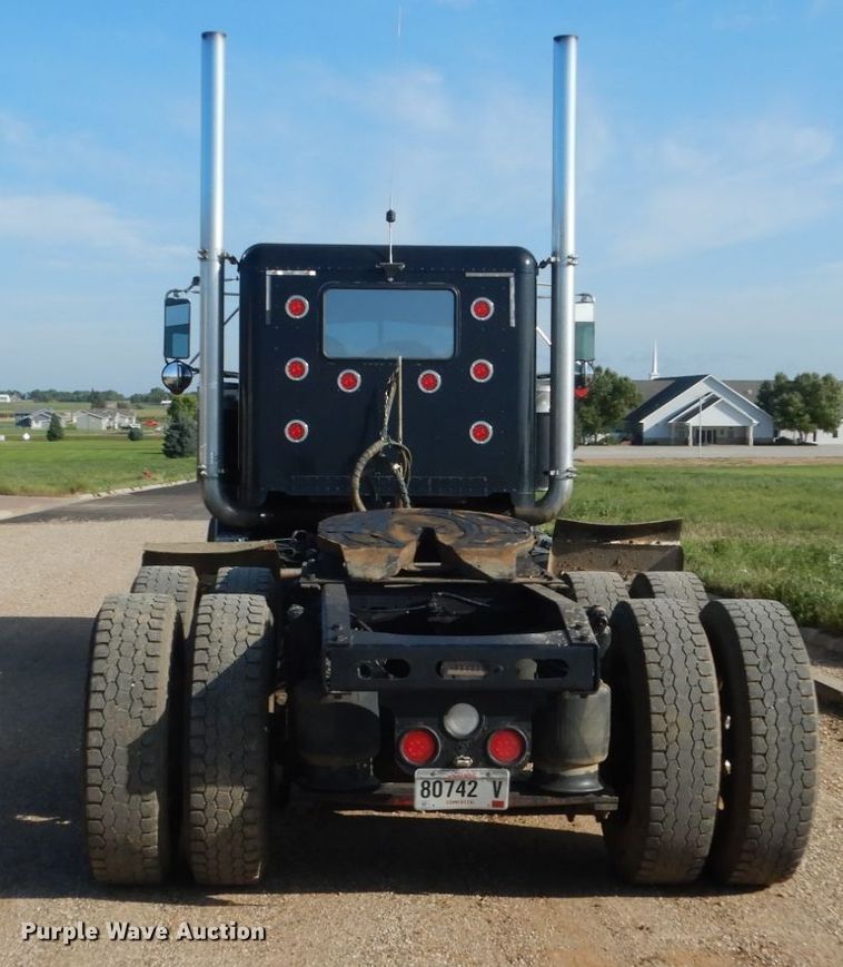 image for item FU9509 2006 Freightliner Classic semi truck