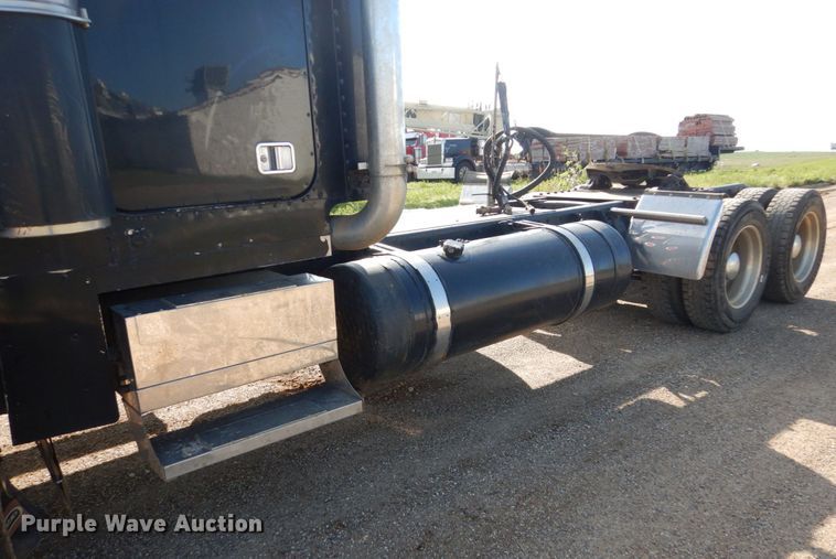 image for item FU9509 2006 Freightliner Classic semi truck