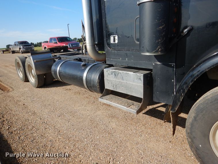 image for item FU9509 2006 Freightliner Classic semi truck