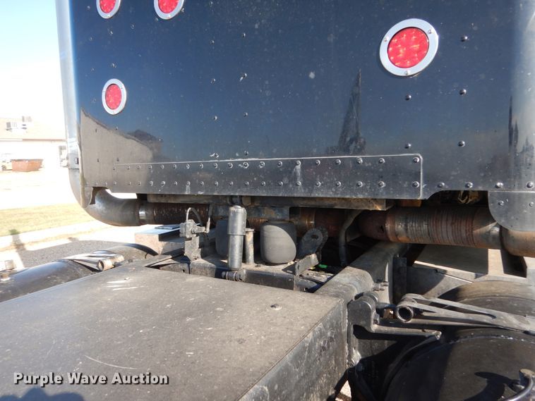 image for item FU9509 2006 Freightliner Classic semi truck