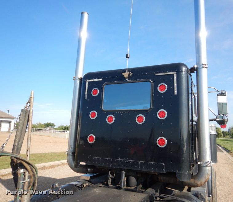 image for item FU9509 2006 Freightliner Classic semi truck