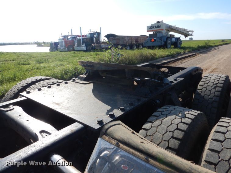 image for item FU9509 2006 Freightliner Classic semi truck