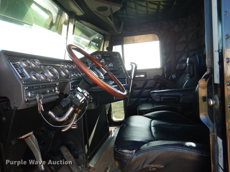 image for item FU9509 2006 Freightliner Classic semi truck