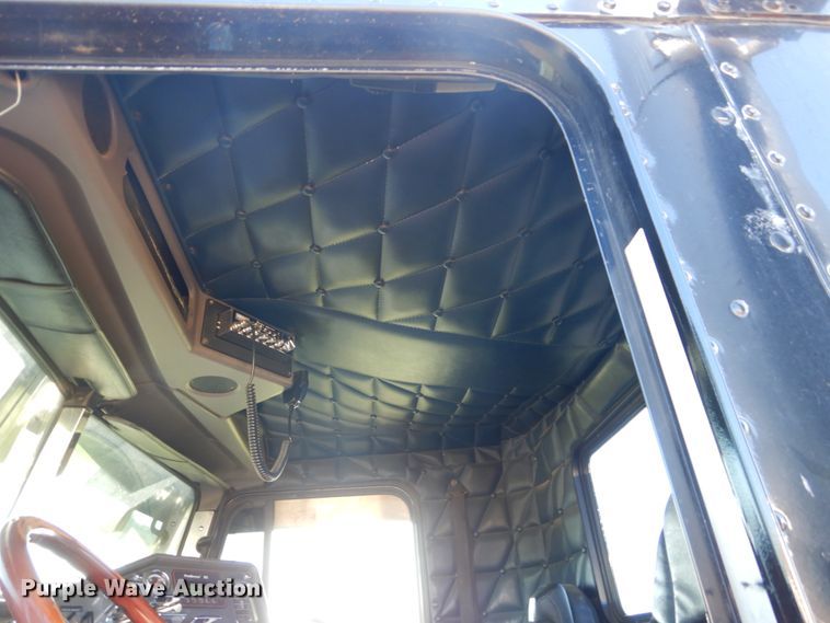 image for item FU9509 2006 Freightliner Classic semi truck