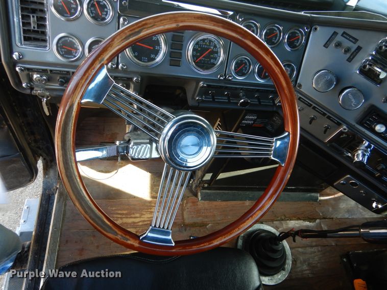 image for item FU9509 2006 Freightliner Classic semi truck