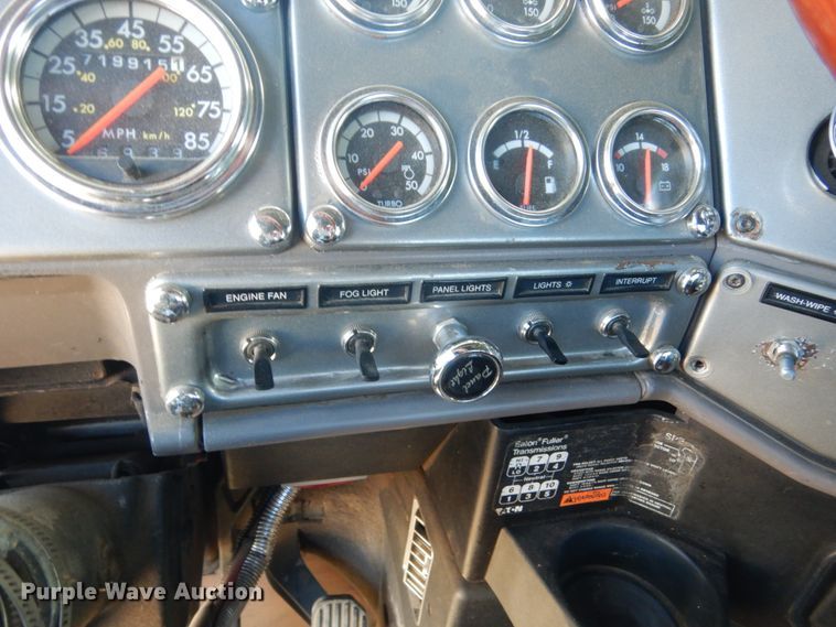 image for item FU9509 2006 Freightliner Classic semi truck