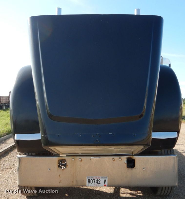 image for item FU9509 2006 Freightliner Classic semi truck