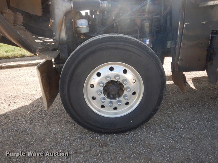 image for item FU9509 2006 Freightliner Classic semi truck