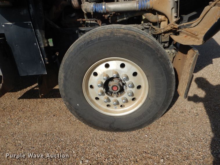 image for item FU9509 2006 Freightliner Classic semi truck