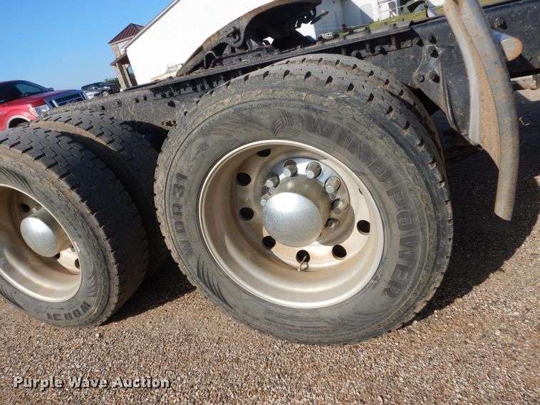 image for item FU9509 2006 Freightliner Classic semi truck