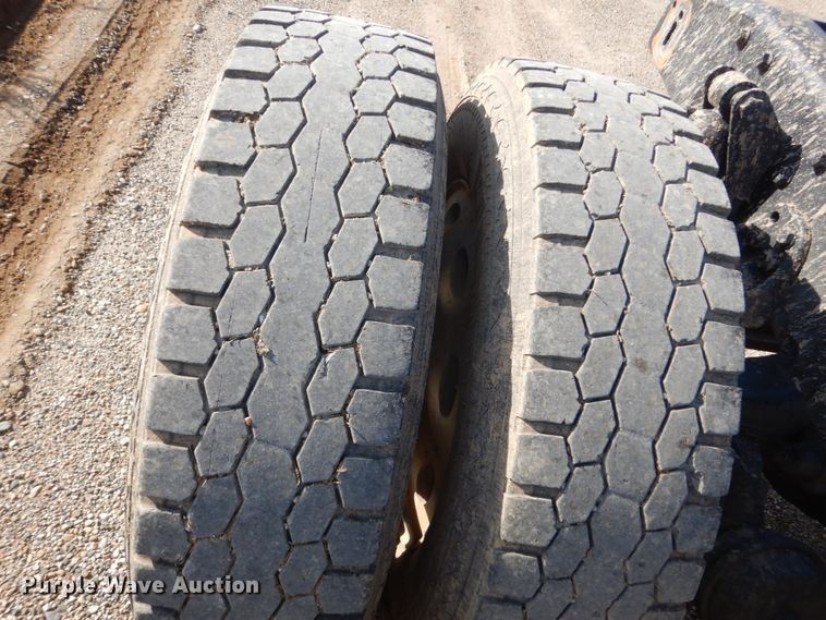 image for item FU9509 2006 Freightliner Classic semi truck