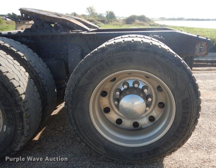 image for item FU9509 2006 Freightliner Classic semi truck