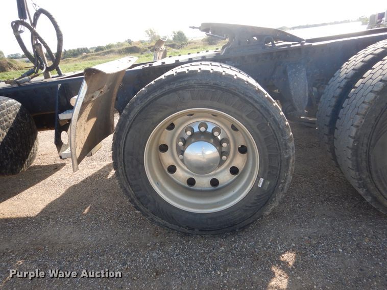 image for item FU9509 2006 Freightliner Classic semi truck