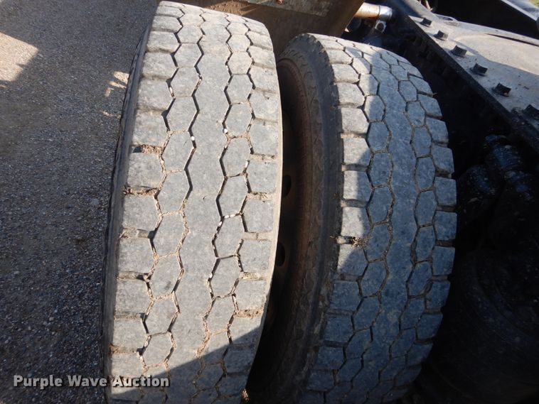 image for item FU9509 2006 Freightliner Classic semi truck