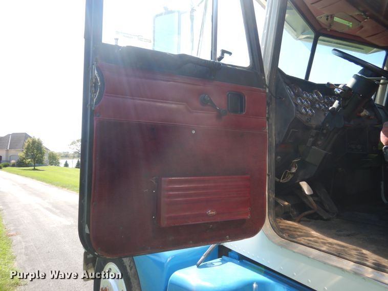 image for item FU9556 1997 Peterbilt 377 semi truck