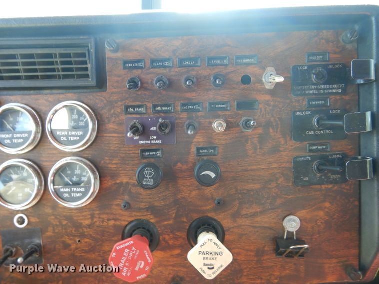 image for item FU9556 1997 Peterbilt 377 semi truck