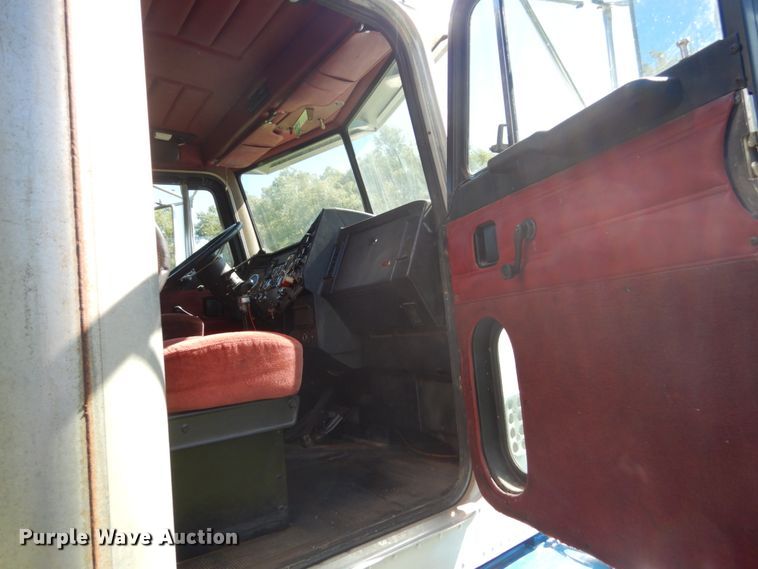 image for item FU9556 1997 Peterbilt 377 semi truck