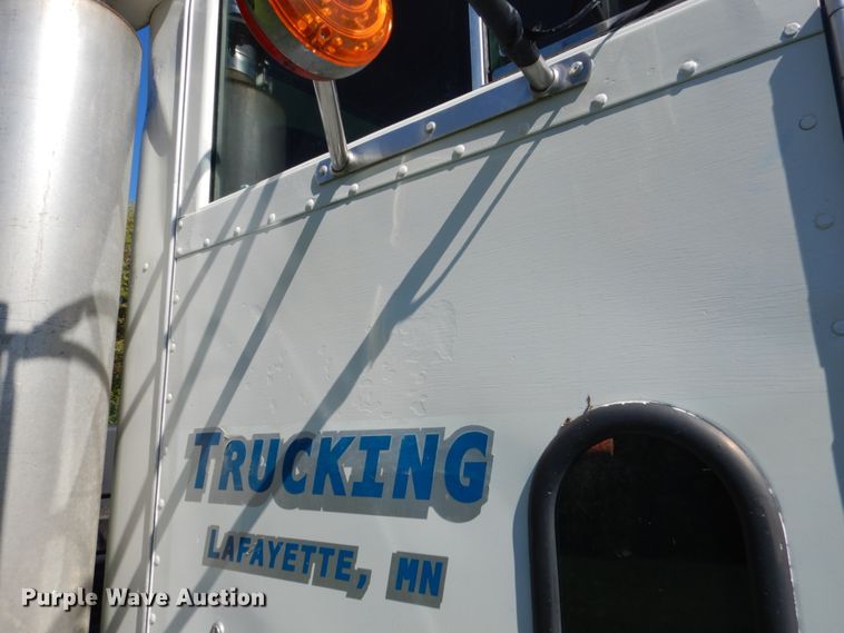 image for item FU9556 1997 Peterbilt 377 semi truck