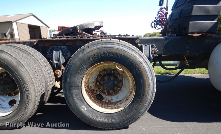 image for item FU9556 1997 Peterbilt 377 semi truck