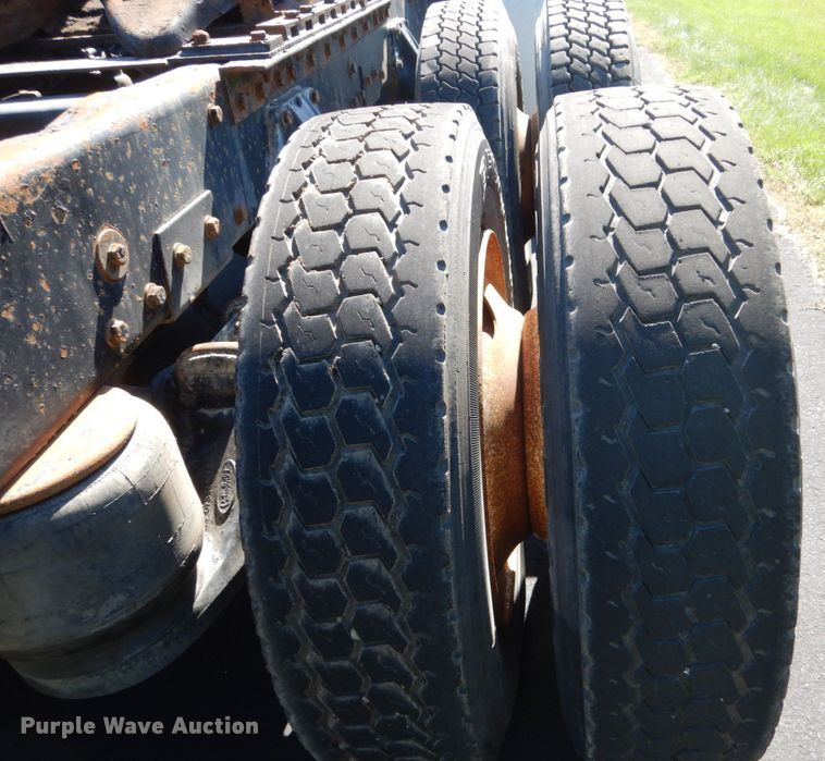 image for item FU9556 1997 Peterbilt 377 semi truck