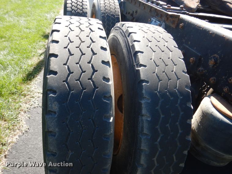 image for item FU9556 1997 Peterbilt 377 semi truck