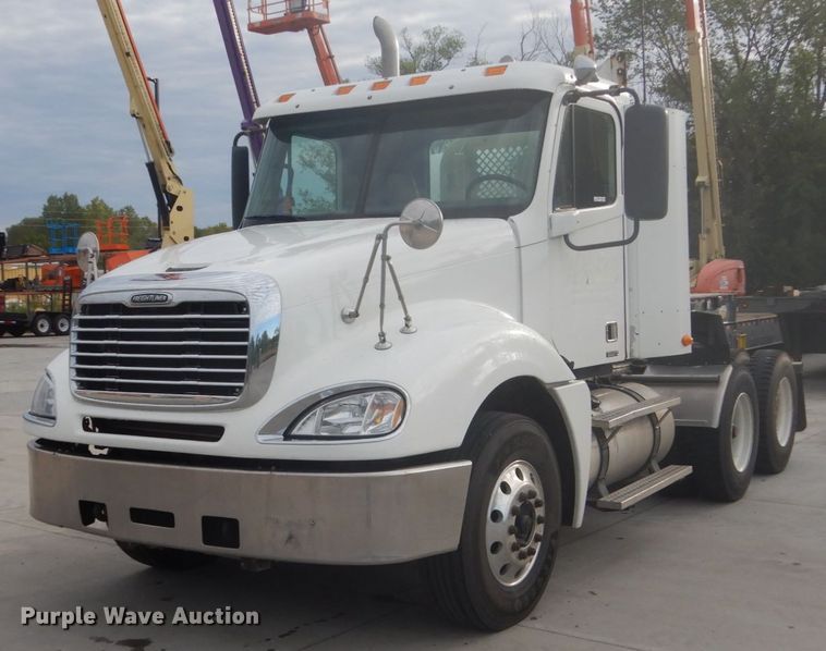 image for item FU9566 2007 Freightliner Columbia semi truck