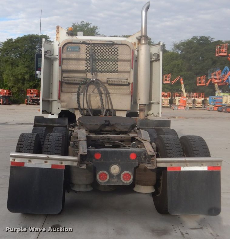 image for item FU9566 2007 Freightliner Columbia semi truck