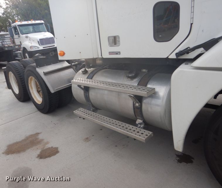 image for item FU9566 2007 Freightliner Columbia semi truck