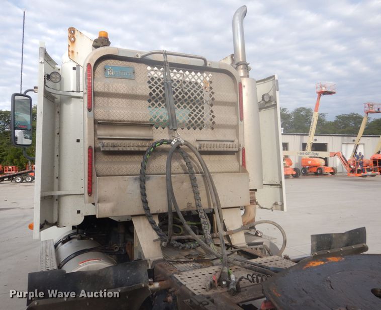 image for item FU9566 2007 Freightliner Columbia semi truck