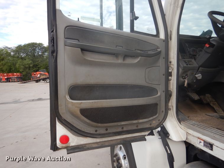 image for item FU9566 2007 Freightliner Columbia semi truck