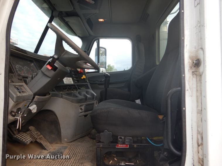 image for item FU9566 2007 Freightliner Columbia semi truck