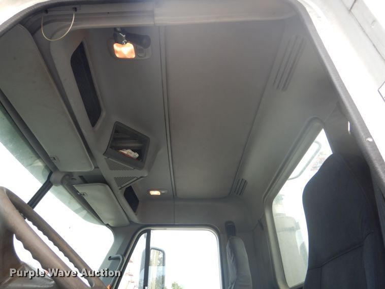 image for item FU9566 2007 Freightliner Columbia semi truck